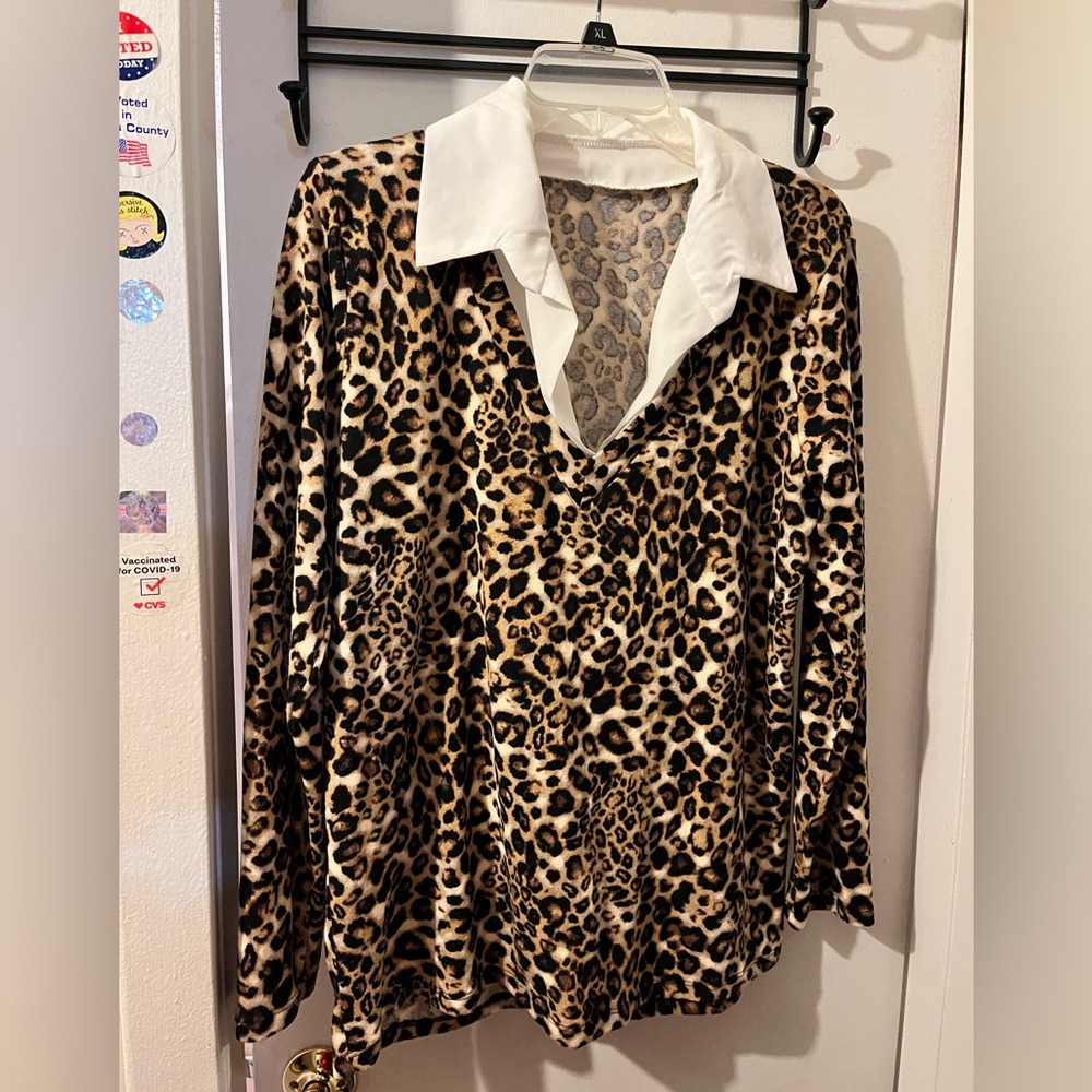 Unknown Brand-size L- soft leopard sweater top w/ white collar. EUC.